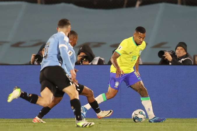 Jogo de futebol brasil x argentina apresentado com bandeira de seu país