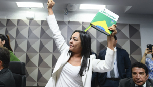Eliziane Gama exibe réplica da Constituição na CPMI do 8 de Janeiro