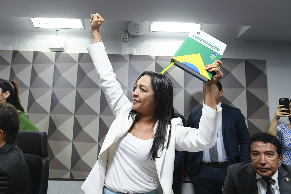 Eliziane Gama exibe réplica da Constituição na CPMI do 8 de Janeiro