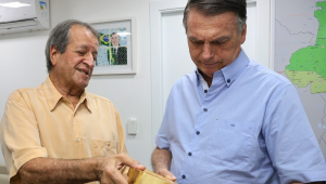 Valdemar Costa Neto entrega objeto a Jair Bolsonaro