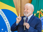 Lula fala em frenet a uma bandeira do Brasil