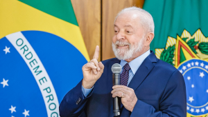 Lula fala em frenet a uma bandeira do Brasil