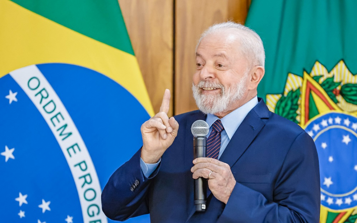 Lula fala em frenet a uma bandeira do Brasil