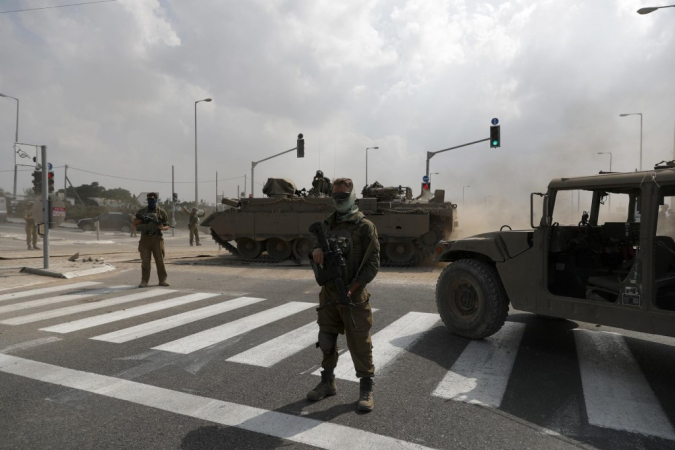 Tropas israelenses se reúnem em um local de reunião em local não revelado ao longo da fronteira com Gaza