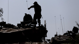 Soldados e veículos blindados israelenses estão posicionados ao longo da fronteira Israel-Líbano