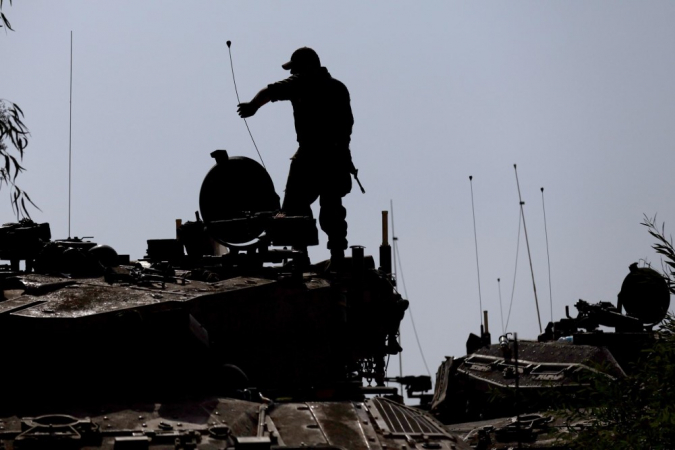 Soldados e veículos blindados israelenses estão posicionados ao longo da fronteira Israel-Líbano