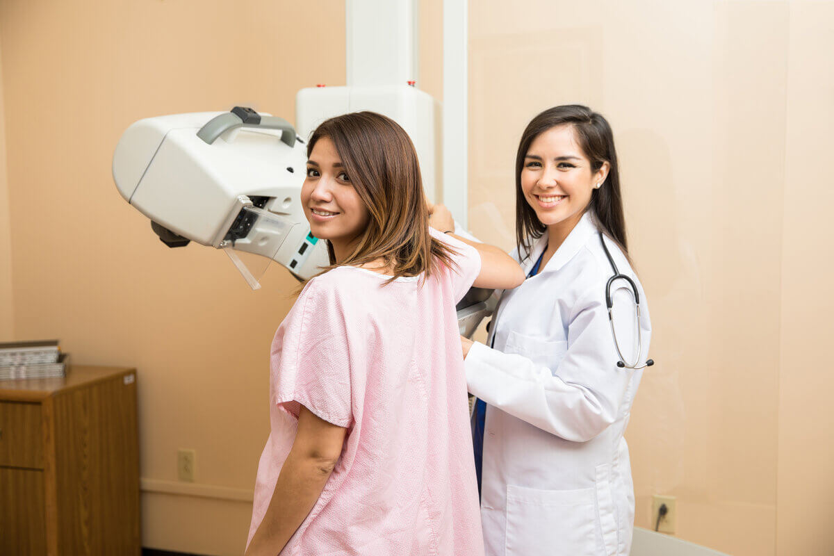 Mamografia é um dos exames mais eficazes para detectar nódulos e tumores nas mamas 