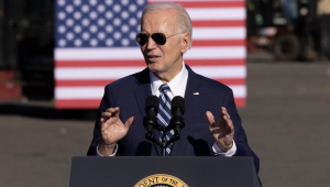 O presidente dos EUA, Joe Biden, discursa no Terminal Marítimo de Tioga, na Filadélfia, Pensilvânia