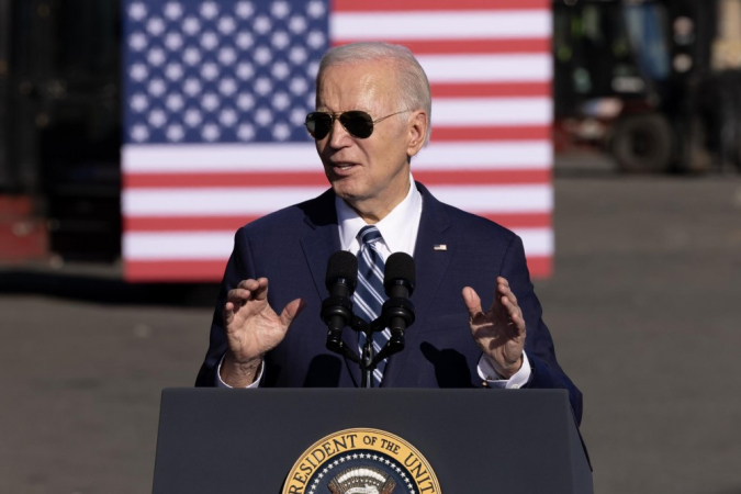 O presidente dos EUA, Joe Biden, discursa no Terminal Marítimo de Tioga, na Filadélfia, Pensilvânia