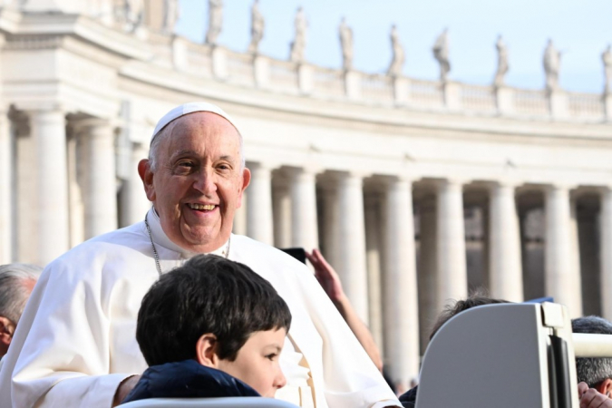 Papa Francisco participa de sua audiência geral semanal na Praça de São Pedro