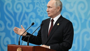 O presidente russo Vladimir Putin responde a perguntas de repórteres após uma reunião do Conselho de Chefes de Estado da Comunidade de Estados Independentes (CEI)