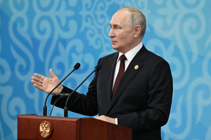 O presidente russo Vladimir Putin responde a perguntas de repórteres após uma reunião do Conselho de Chefes de Estado da Comunidade de Estados Independentes (CEI)