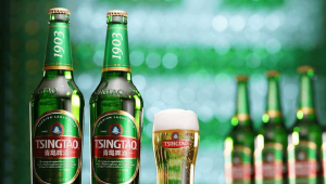 Garrafas de cerveja long neck da cor verde, além de um copo cheio, em foto de divulgação