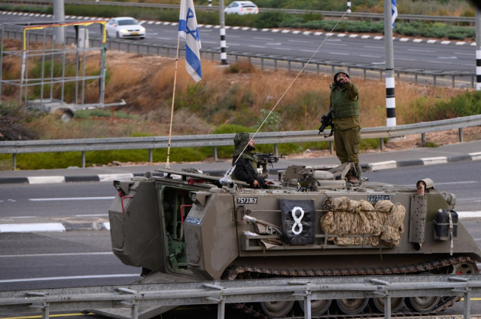 Soldados israelenses em uma área próxima à fronteira com o Líbano, na Alta Galiléia, norte de Israel