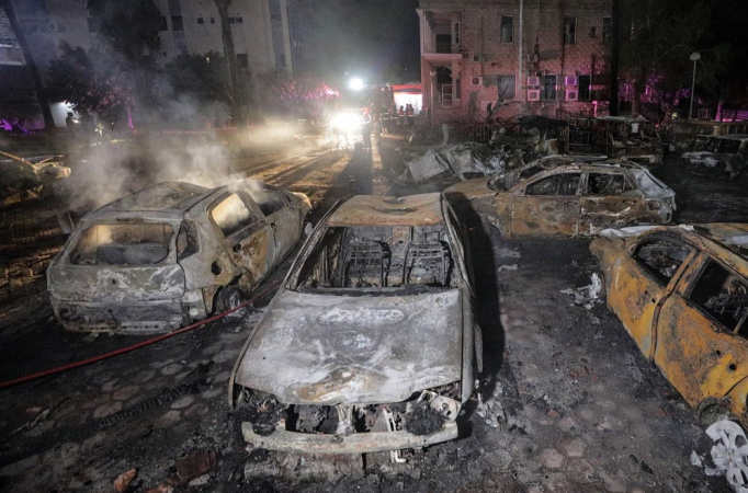 Carros queimados no hospital Al Ahli, na cidade de Gaza