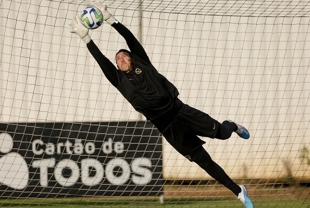 Cássio dá salto em treino