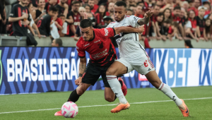 Cuello e Welington disputam bola em Athletico-PR x São Paulo