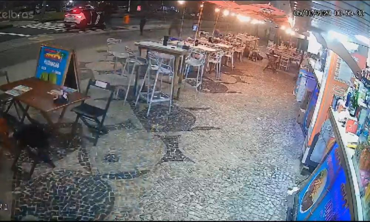 Câmera de segurança flagra momento de crime no Rio
