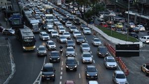 Trânsito intenso de veículos nos dois sentidos da Avenida Prestes Maia