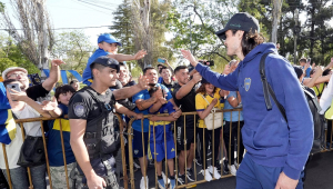 Cavani cumprimenta torcedores do Boca Juniors