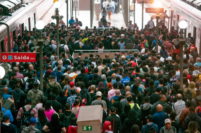 Movimento intenso de passageiros na Estação Luz da CPTM