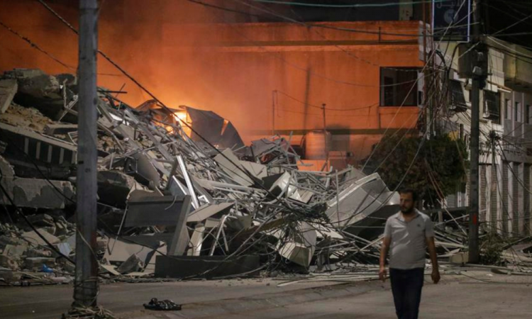 Escombros de prédio bombardeado por Israel na Faixa de Gaza