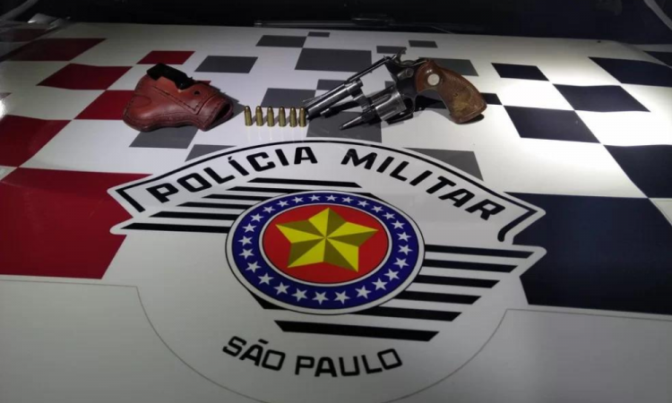 Revólver apreendido pela Polícia Militar, após homem enviar foto da arma para ex-mulher