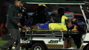 Neymar deixa o campo de maca após sofrer uma entorse no joelho
