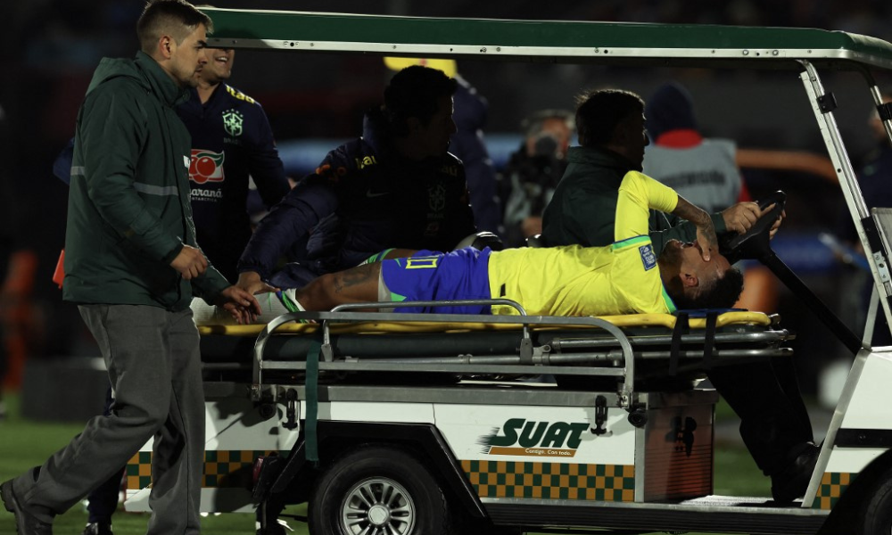 Neymar deixa o campo de maca após sofrer uma entorse no joelho