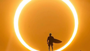 Ítalo Ferreira aproveita eclipse e homenageia ouro olímpico