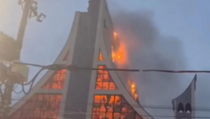 Igreja pega fogo após ser atingida por um raio em SP