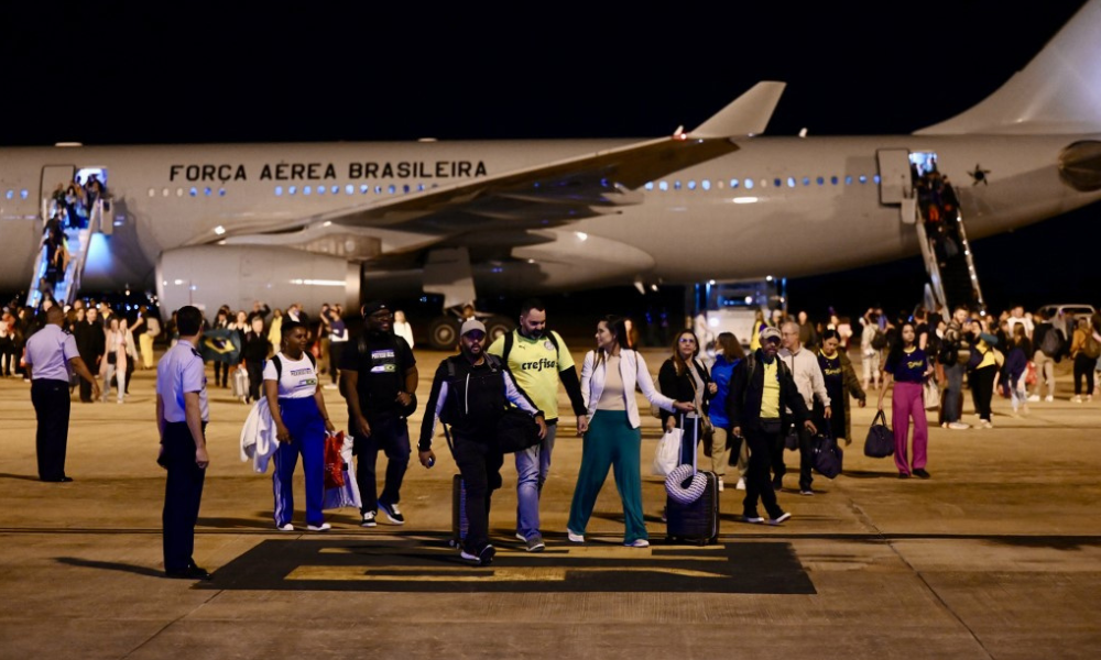 Brasileiros chegam do Israel