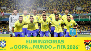 Jogadores da seleção brasileira perfilados antes da estreia das Eliminatórias