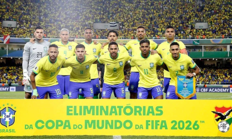 Jogadores da seleção brasileira perfilados antes da estreia das Eliminatórias