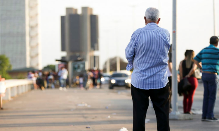 Homem parado em calçada de Brasília