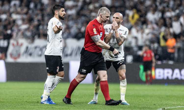 Renato Augusto pronto para cobrar escanteio