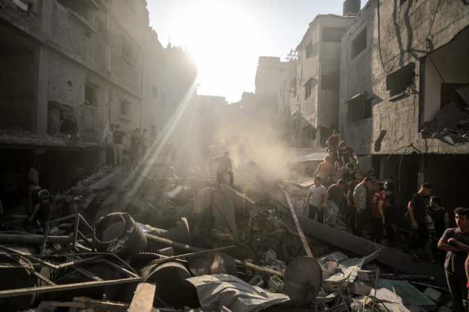 Uma casa destruída após um ataque aéreo israelense no campo de refugiados ocidental de Shati, oeste da Faixa de Gaza