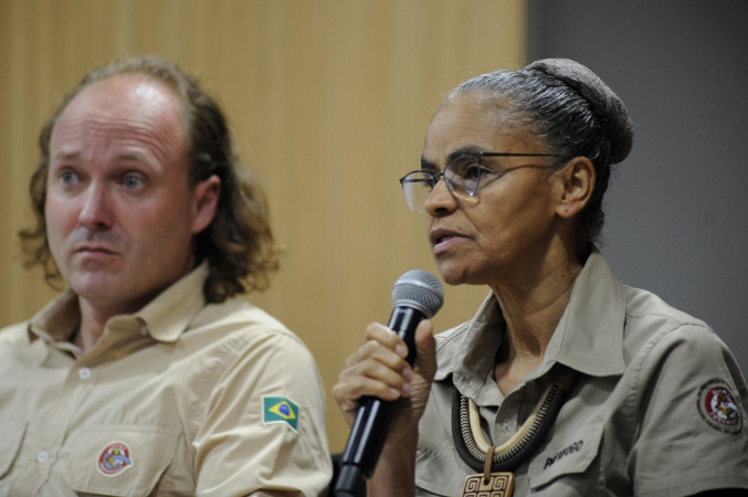 A ministra do Meio Ambiente, Marina Silva (d), ao lado do biólogo, ambientalista e advogado, Rodrigo Antonio de Agostinho Mendonça, presidente do Ibama