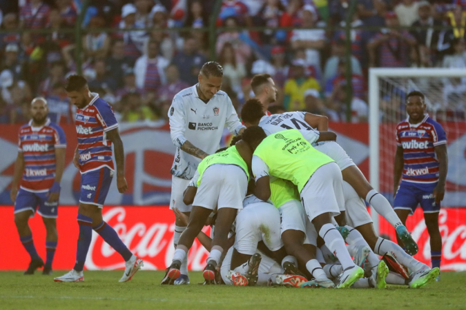 LDU comemora gol marcado contra o Fortaleza, na final da Copa Sul-Americana