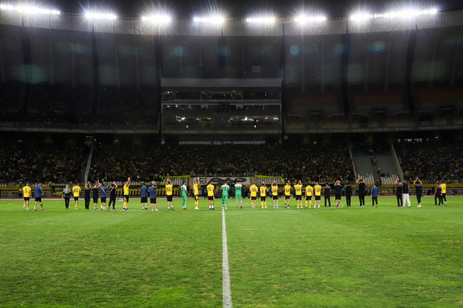 Jogadores de time iraniano aplaudem a torcida após Al-Ittihad sequer entrar em campo