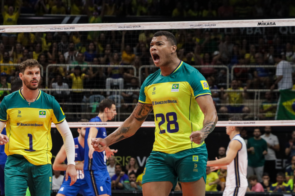 Em jogo eletrizante, Brasil vence Itália no tie-break e sobe na