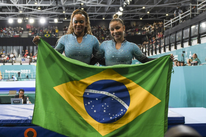 Rebeca Andrade e Flávia Sairava fizeram dobradinha na trave, ganhando ouro e prata no Pan de Santiago 2023