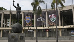 Estádio do Maracanã se prepara para a final Li da Copa Libertadores da América com emblemas das duas equipe