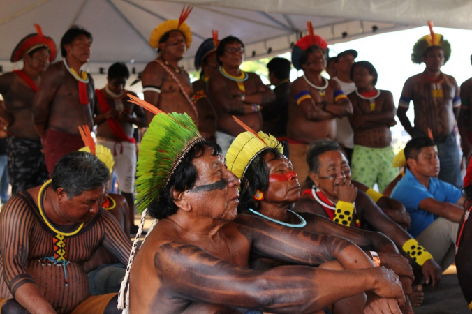 Indígenas protestando em Brasília