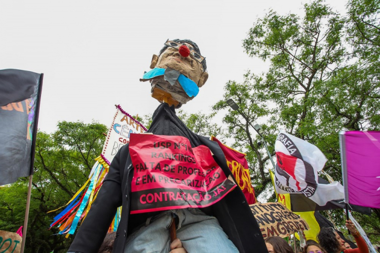 Professores suspendem greve na USP, mas estudantes continuam paralisados