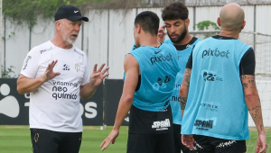 Mano Menezes dá instrução a jogadores do Corinthians