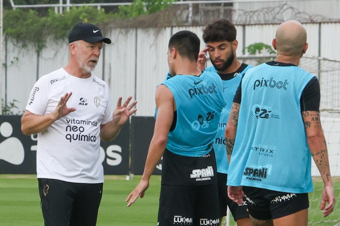 Mano Menezes dá instrução a jogadores do Corinthians