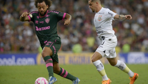 Marcelo e Fagner disputam jogada durante partida entre Fluminense e Corinthians