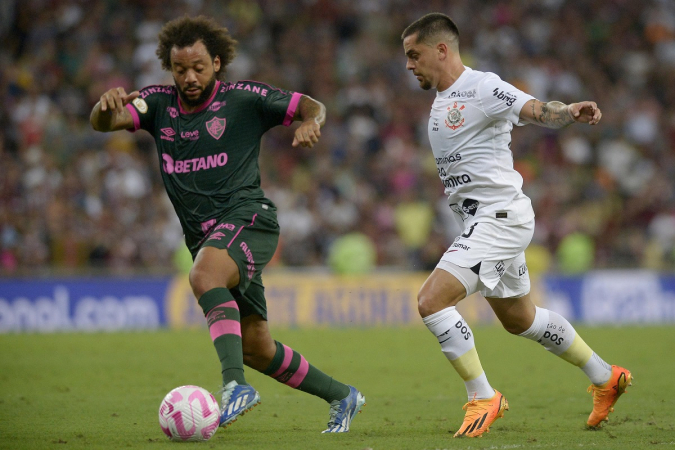 Marcelo e Fagner disputam jogada durante partida entre Fluminense e Corinthians