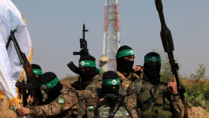 Combatentes palestinos das Brigadas al-Qassam, o braço armado do movimento Hamas, participam de desfile militar para marcar o aniversário da guerra de 2014 com Israel, perto da fronteira da Faixa de Gaza, em 19 de julho de 2023